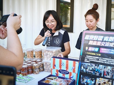 嘉義縣鹿草鄉長嚴珮瑜親自擔任導遊，以尋寶方式串聯在地店家，逐一發現隱藏在鹿草鄉間的驚喜店家與特色農產品！（圖/鹿草鄉公所提供）