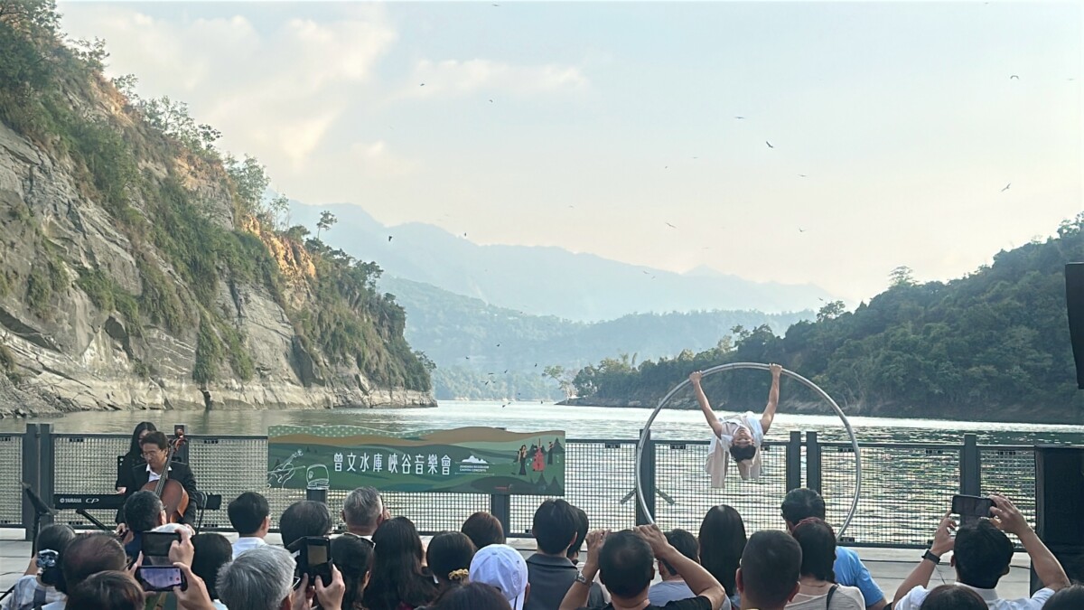 西拉雅國家風景區管理處主辦「曾文水庫峽谷音樂會」， 讓參與民眾宛如置身「臺版塞納河畔」而流連忘返。（圖/西拉雅國家風景區管理提供）