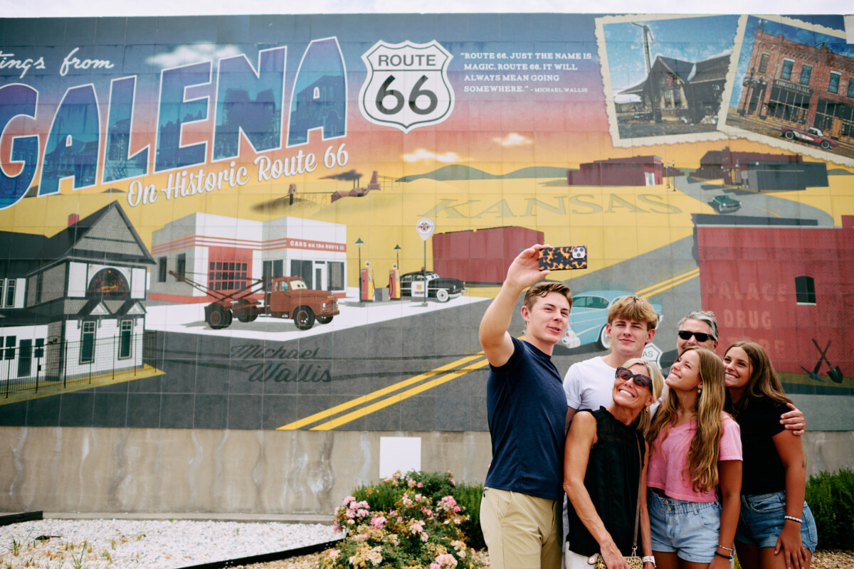 Family selfie, galena route 66 mural, galena route 66 mural, taking photos