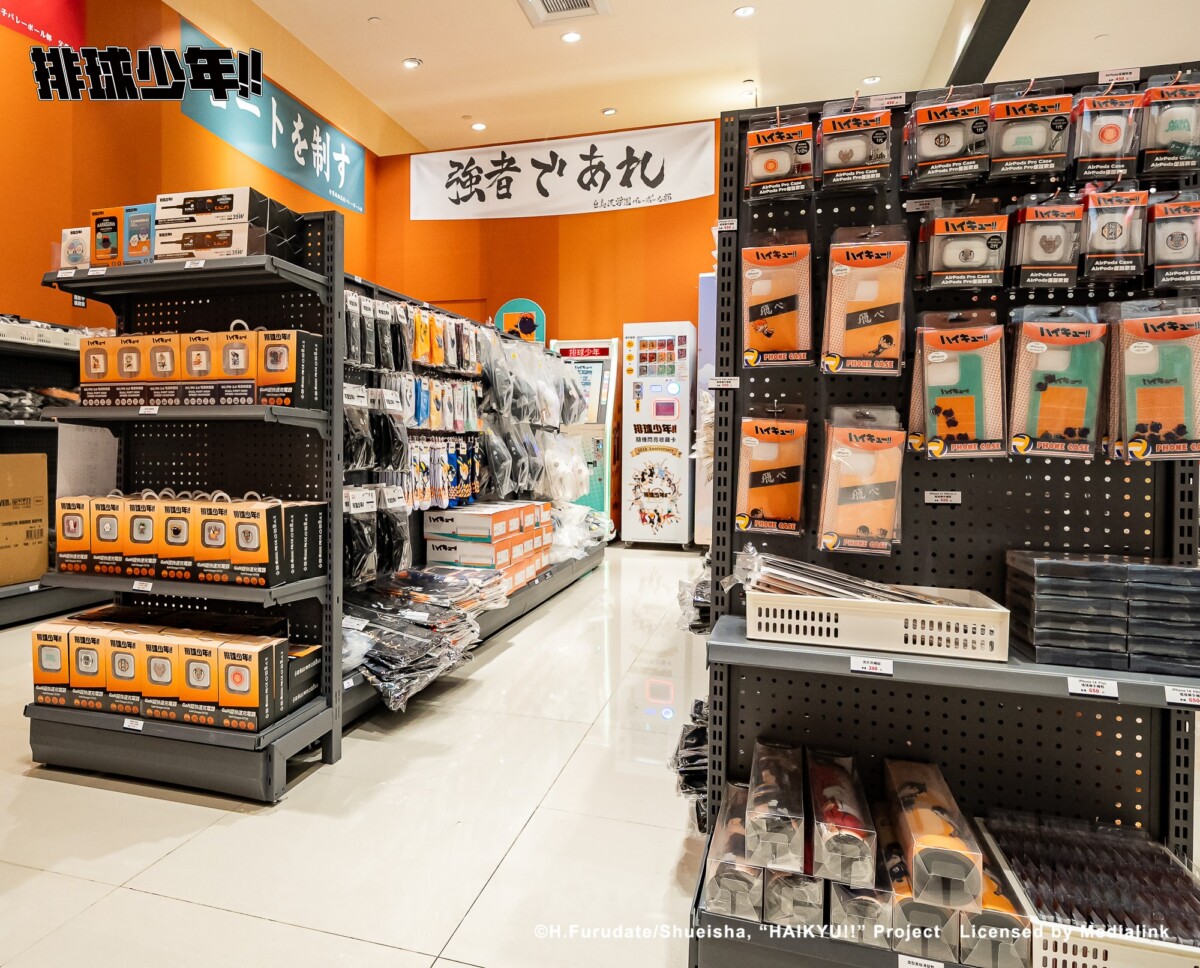 ▲現場推出超過70款周邊新品，包括可愛吉祥物的「發光旅充」、怎麼搖都不倒的「盲抽壓克。（圖/高雄夢時代提供）