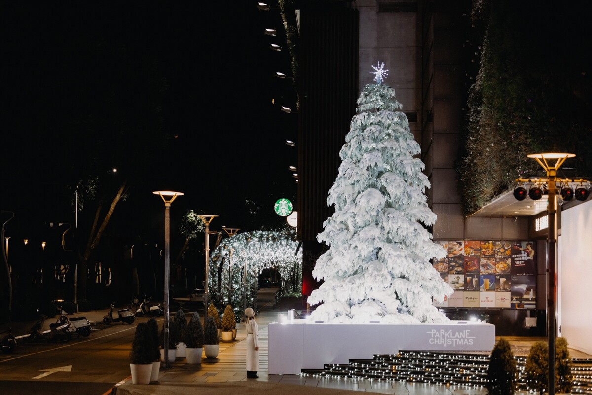 ▲年度聖誕主樹「The Sculpted Tree」結合燈光雪景與整點飄雪(圖/勤美集團提供)