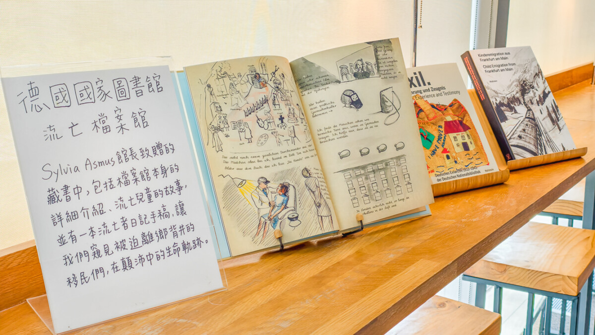 ▲德國國家圖書館流亡檔案館館長Dr. Sylvia Asmus致贈給高市圖的藏書。（圖/記者黃淑貞攝）