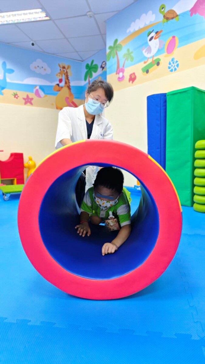 衛生福利部朴子醫院特於復健科成立「兒童治療室」，幫助兒童在遊戲化與愉快氛圍中，治療、學習、進步與成長。（圖/朴子醫院提供）
