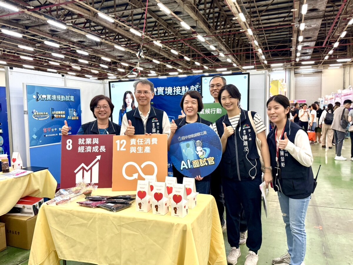 ▲勞工局長林淑媛巡視XR實境接軌就業專區。(圖/記者顏淑娟攝)