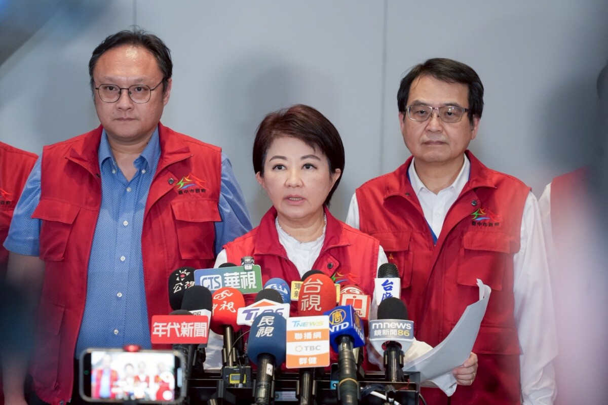 ▲挺身面對防疫檢討聲浪，市長盧秀燕兩度鞠躬致歉：概括承受、引以為鑑。(圖/中市府提供)