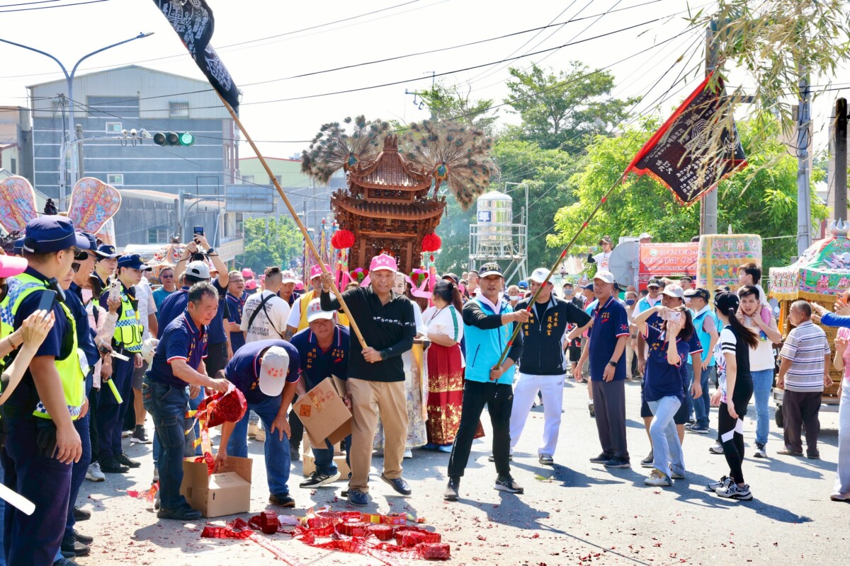 ▲沿途民眾燃放鞭炮、揮旗迎接媽祖聖駕，街道充滿傳統儀式與民俗能量，展現濃厚宗教文化氛圍。（圖／記者陳彥霖翻攝）