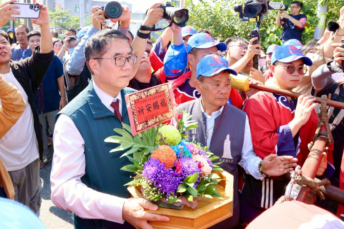 ▲黃偉哲市長依傳統禮制上香祈福，祈求媽祖庇佑地方平安、風調雨順、國泰民安。（圖／記者陳彥霖翻攝）