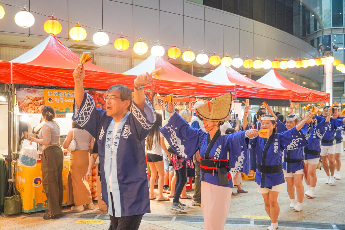 ▲日本高知市市長桑名龍吾，帶領著YOSAKOI當地職人、與百人隊伍，搖擺吶喊跳舞前行，震撼全場。（圖/漢神巨蛋提供）