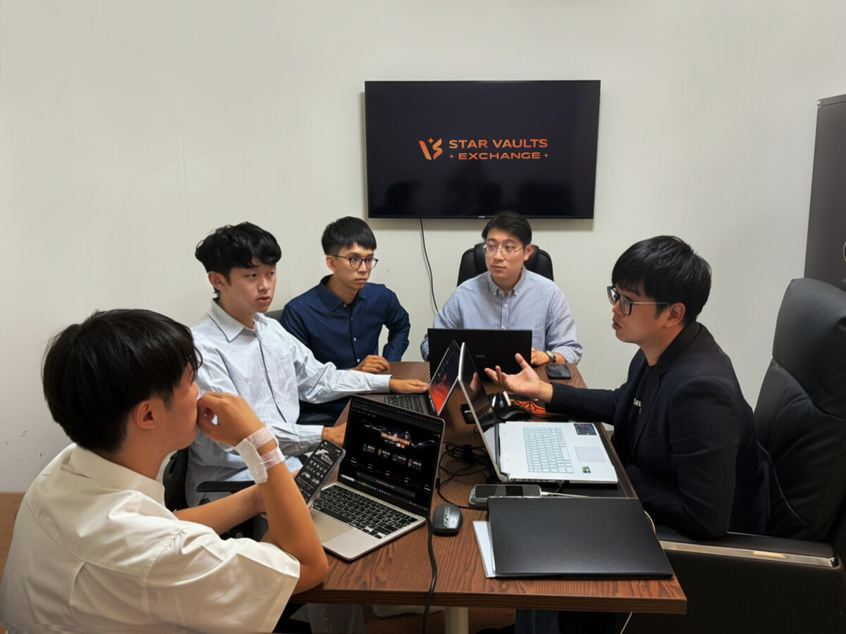 STAR VAULTS CEO與技術團隊共同討論 APP 上架細節。(影像自Star Vaults Exchange提供)。