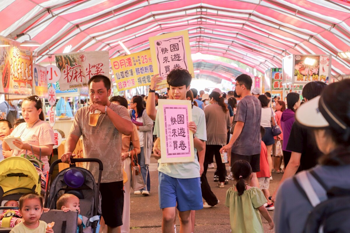 嘉義酒廠以慈善為軸，與若竹兒辦愛心園遊會，提供21年玉山陳高甕酒拍13萬8悉捐做公益。（圖/嘉義縣政府提供）