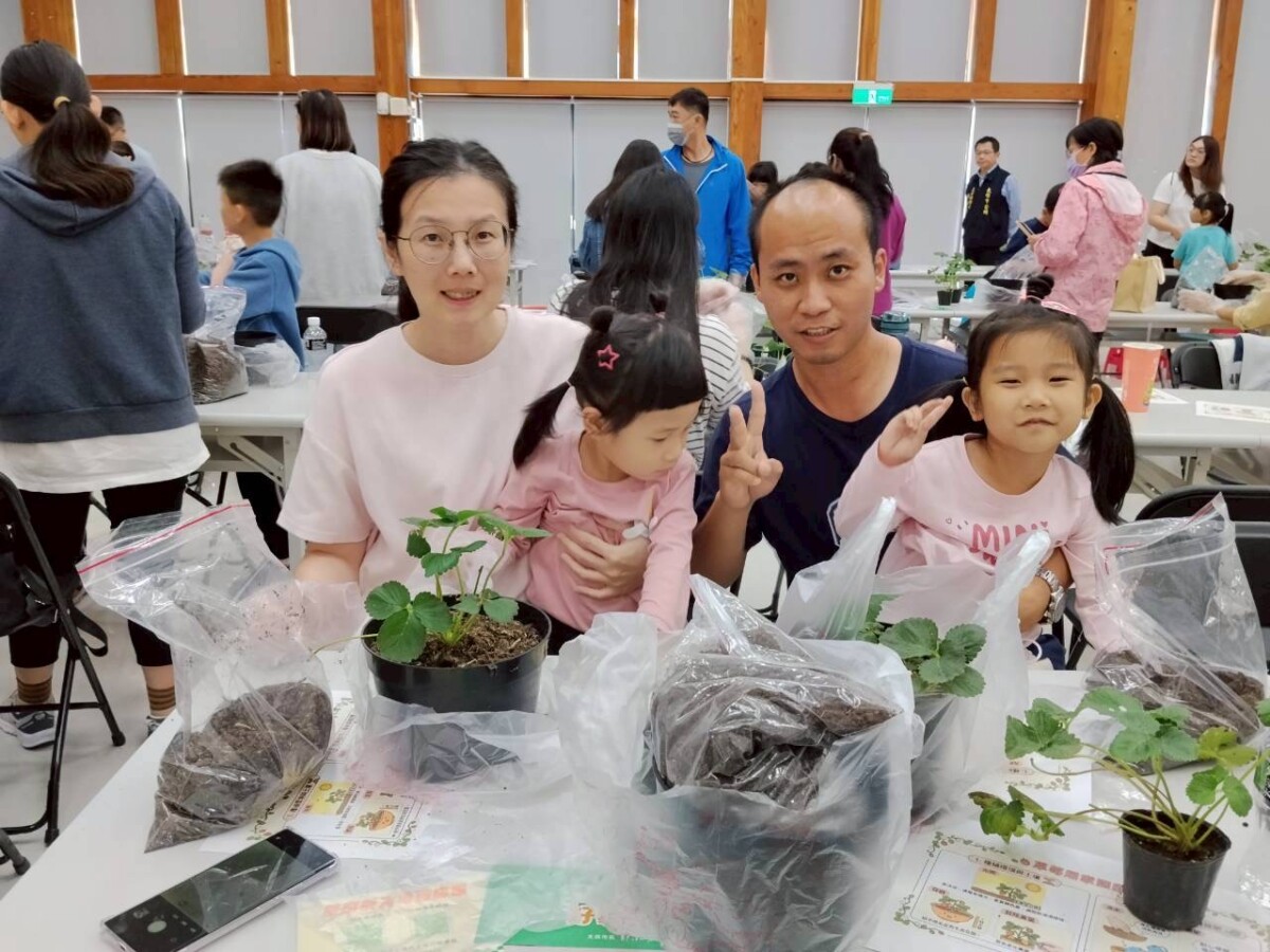 太保市公所為配合帶動全國食農教育潮流，鄭淑分市長特邀百大青農侯喬偉親自授課，開始鄉親們的「食農旅程」。（圖/太保市公所提供）