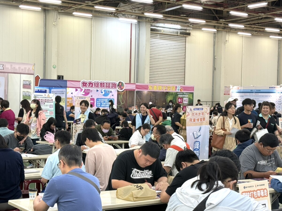 ▲中市府就博會5,200個職缺，民眾踴躍參與活動。(圖/記者顏淑娟攝)