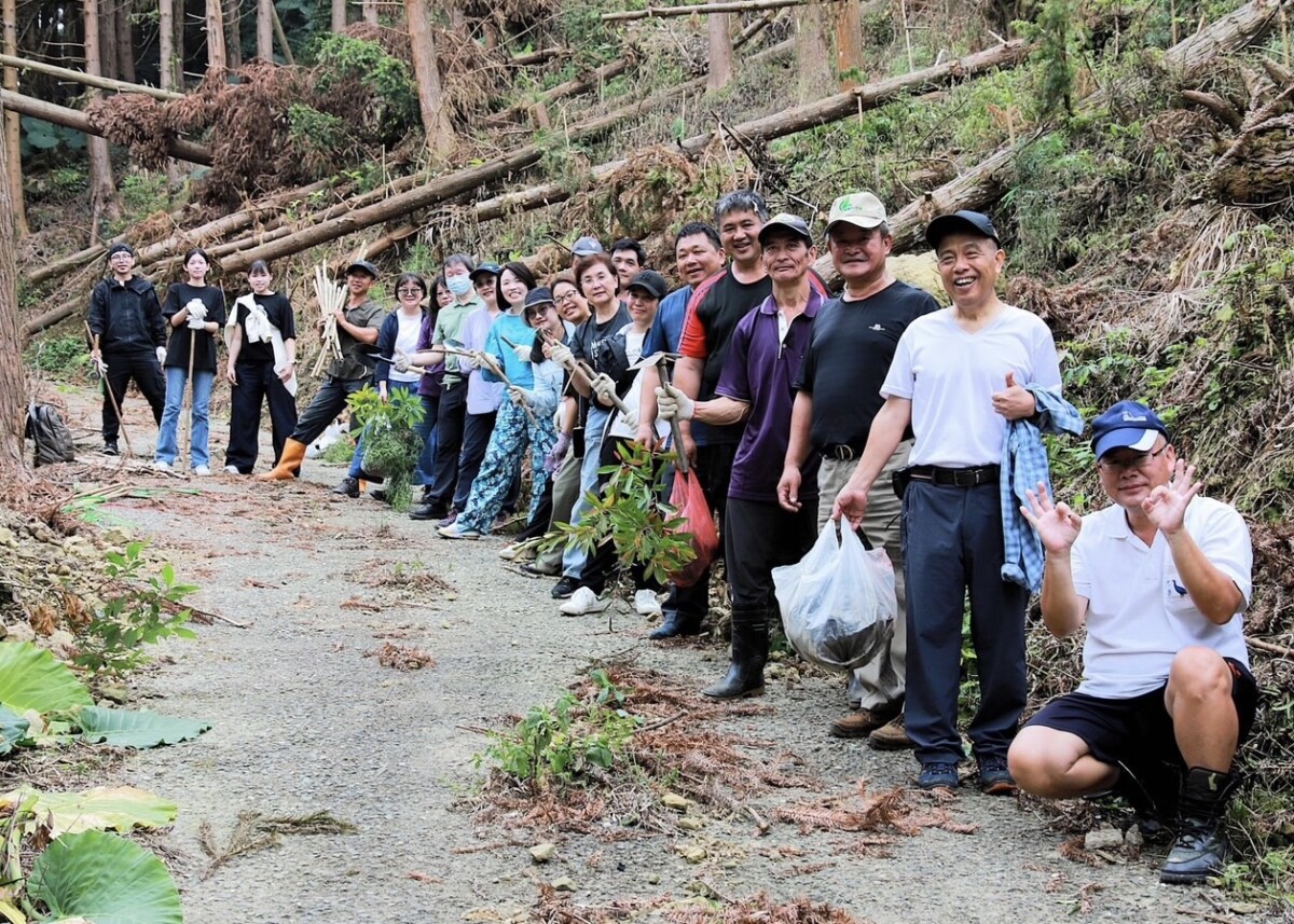 農業部農村水土保持署南投分署副分署長陳存凱帶領民間團體於番路鄉土匪山林業生態園區，攜手種植原生樹種，共同推動的「淨零共植．永續同行」。（圖/記者陳惲朋翻攝）