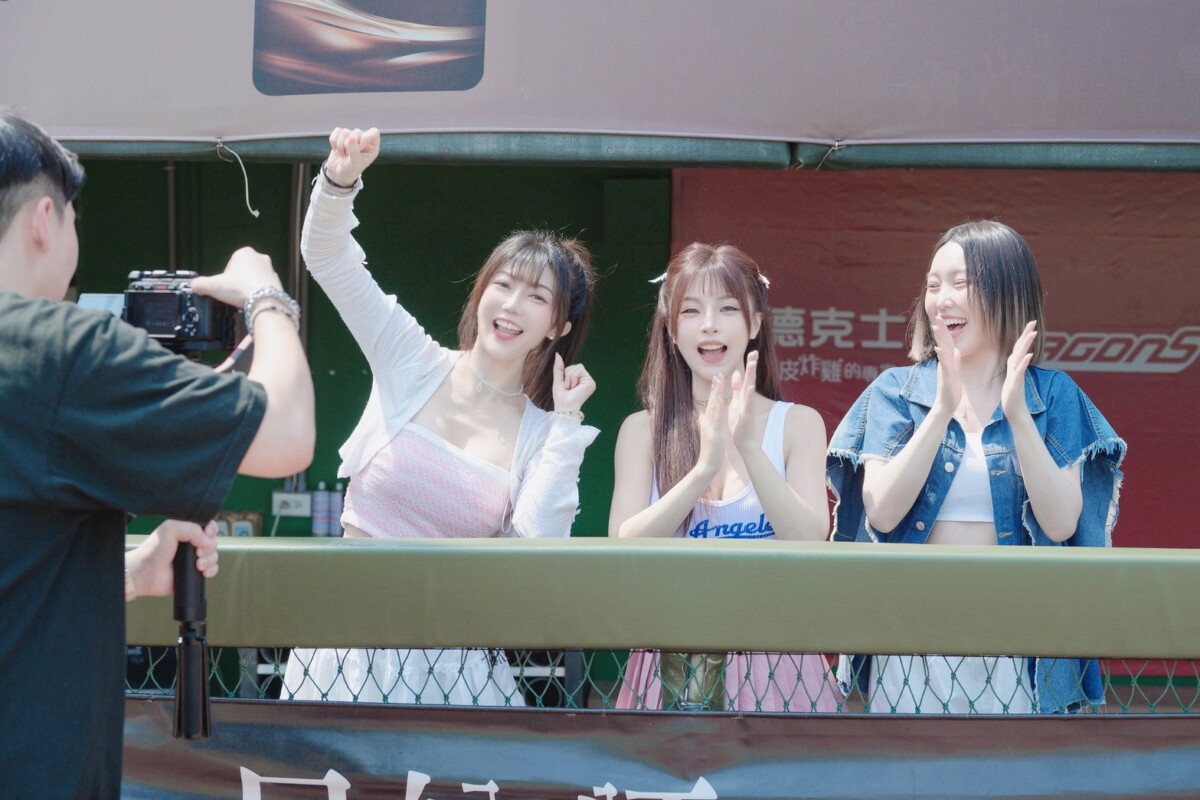 林倪安(左)將HOMERUN TO THE SKY這首歌曲呈現出最好詮釋。(影像由野球TV提供)。
