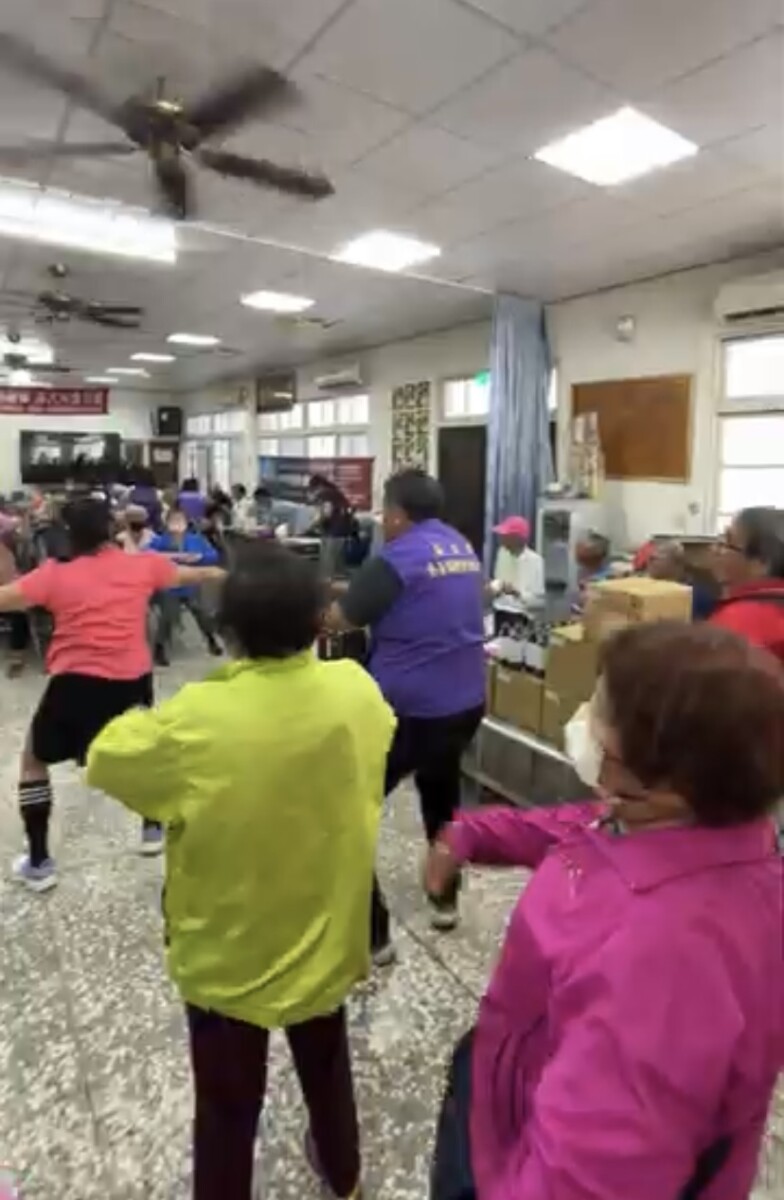 嘉義縣慈善團體聯合協會呂文正理事長關懷六腳鄉在地長者，舉辦「愛心義煮關懷長輩」活動，超過百位社區長輩齊聚共餐，氣氛溫馨熱鬧。（圖/嘉義縣慈善團體聯合協會提供）