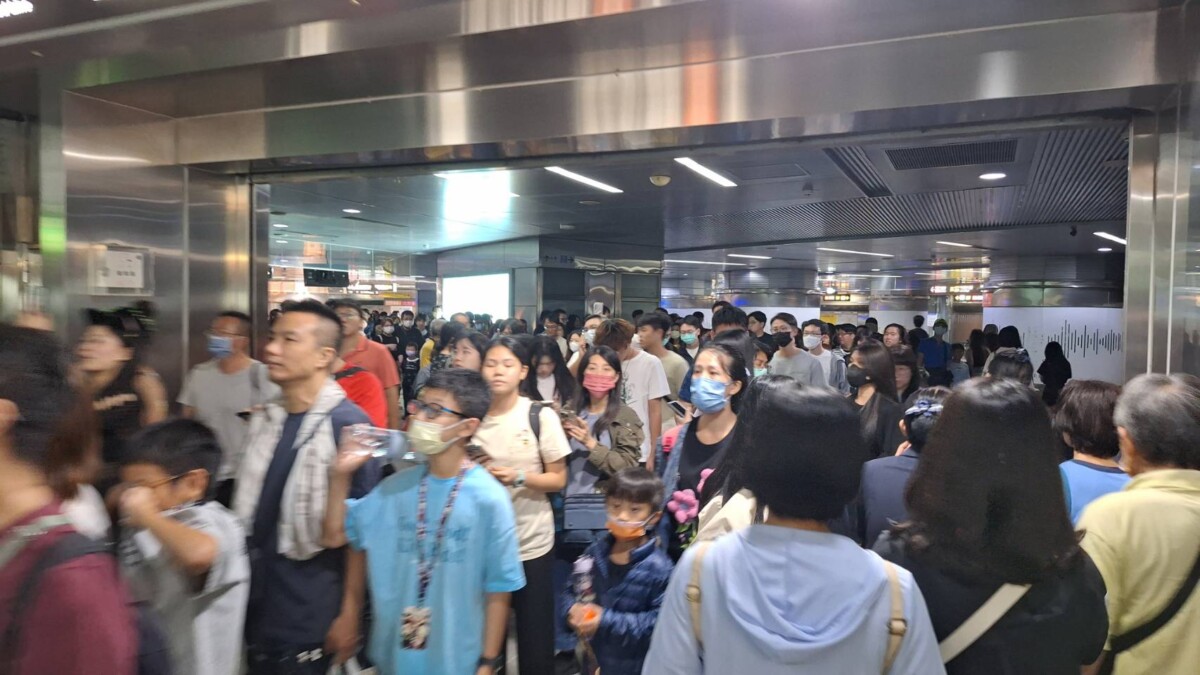 高捷美麗島站湧現大量轉乘人潮，隊伍綿延成龍。(圖/記者黃采蓮拍攝)
