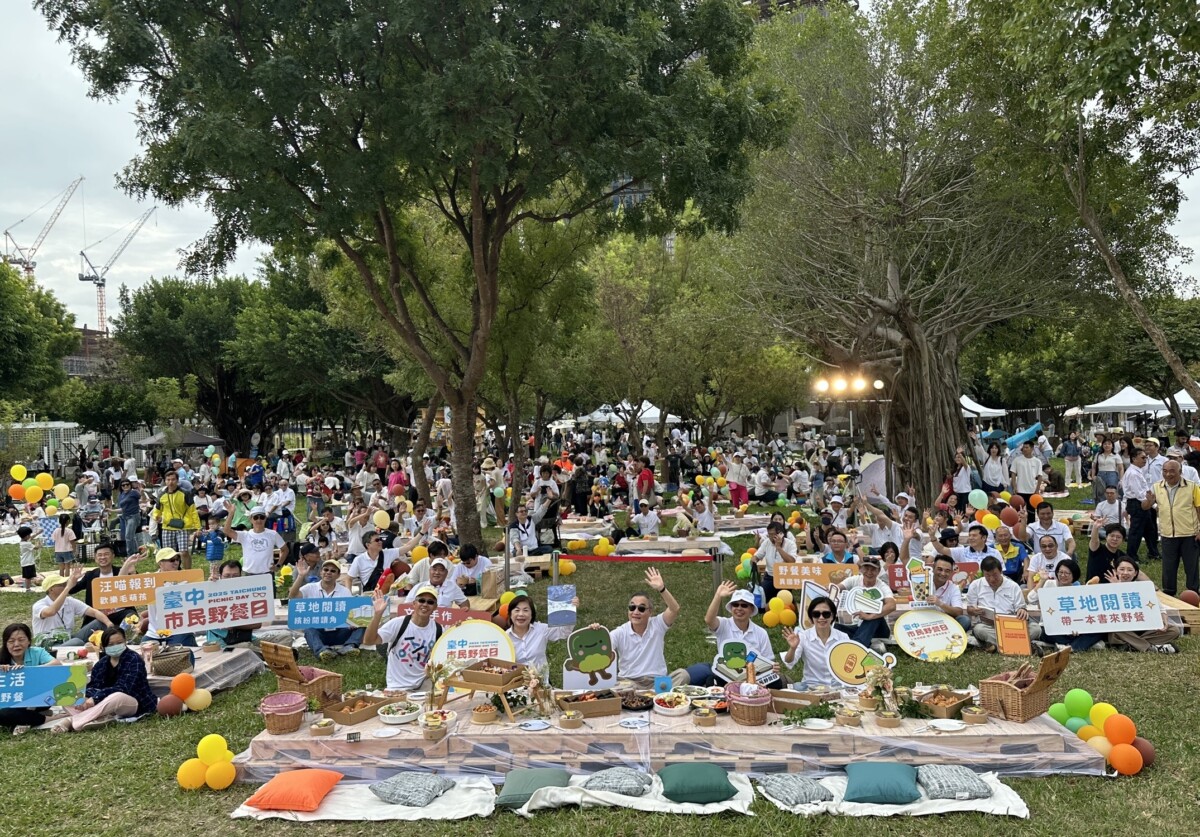 ▲台中市民野餐日上午已吸引超過6萬人到場。(圖/記者顏淑娟翻攝)