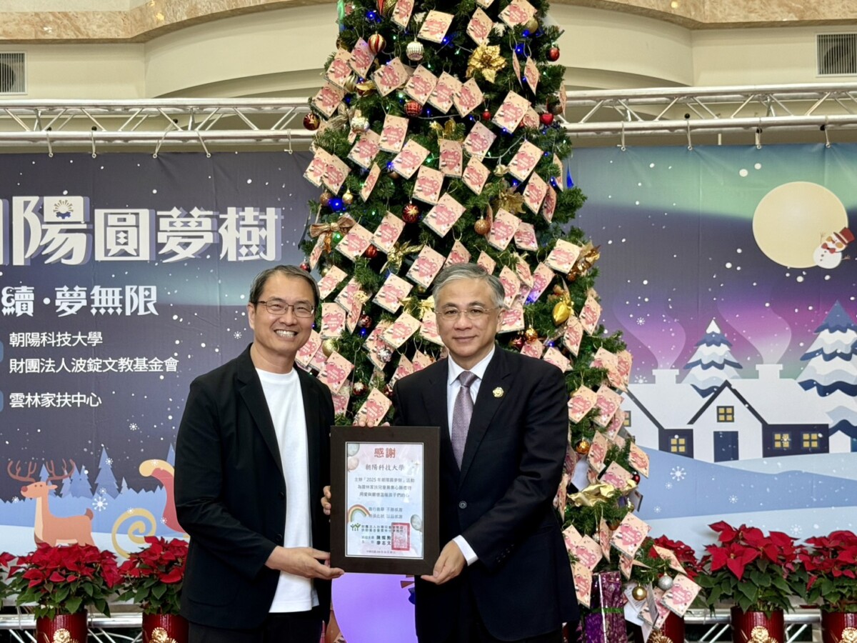 ▲為愛傳遞幸福。致贈感謝狀。(圖/記者顏淑娟攝)