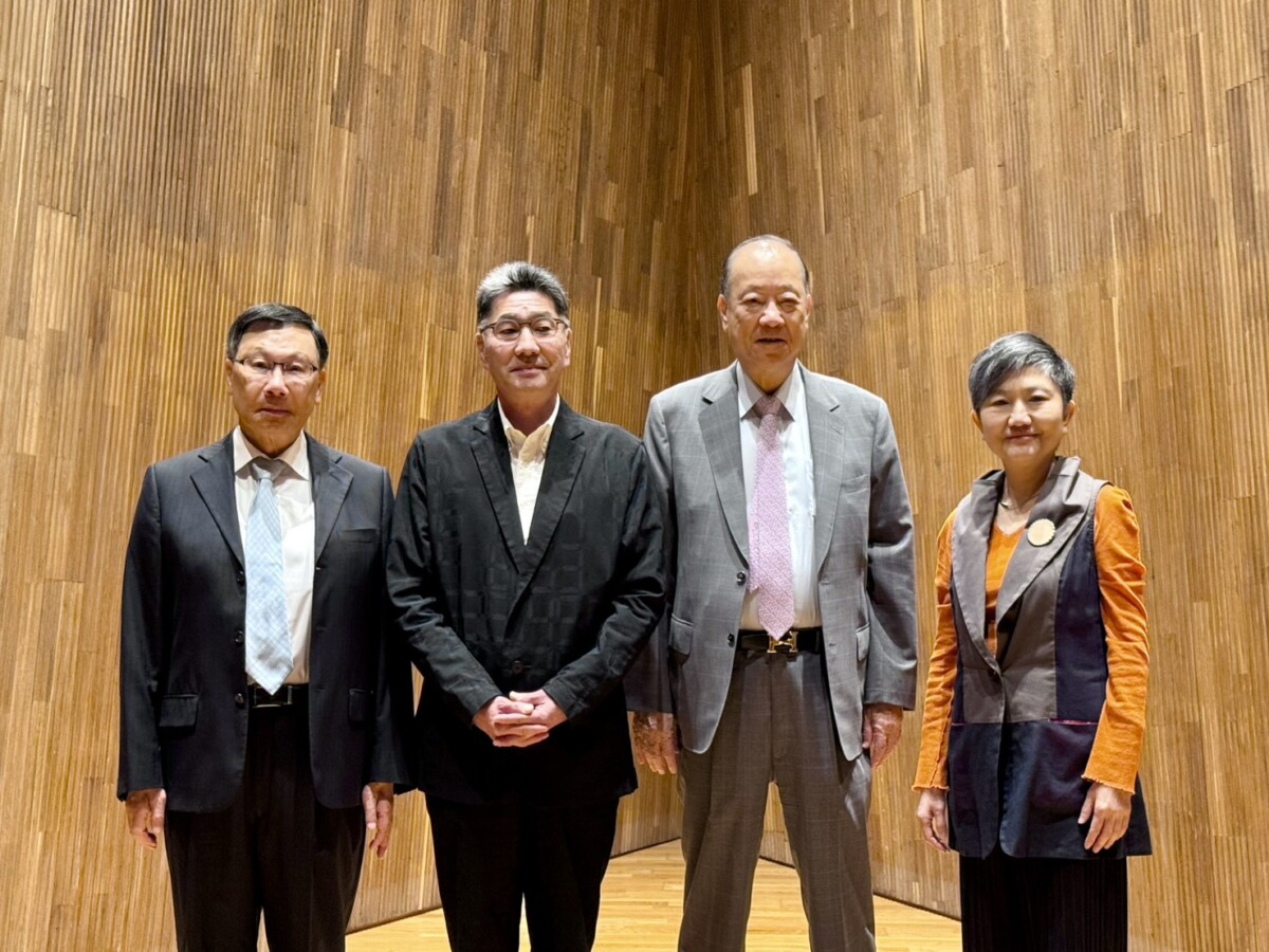▲左起：亞大校長蔡進發、日本藝術家宮島達男、亞大創辦人蔡長海、亞美館長李玉玲。(圖/記者顏淑娟攝)