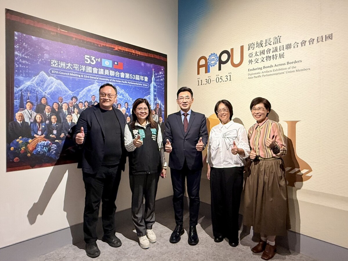 ▲左起：副市長鄭照新、立委麥玉珍、副院長江啟臣、立委林倩綺、議政博物館長徐仙卿，於特展室入口合影。(圖/記者顏淑娟攝)