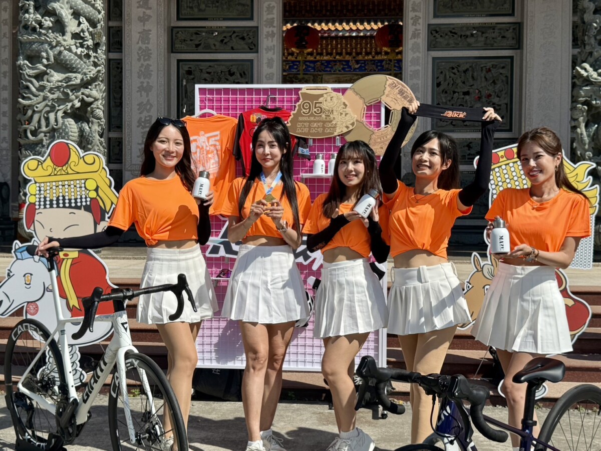 ▲活力女孩展示2026「萬眾騎BIKE」活動紀念品。(圖/記者顏淑娟攝)