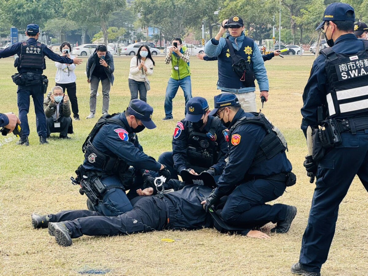 ▲特殊任務警力持辣椒水、臂盾及電擊槍制伏行兇歹徒。（圖／記者陳彥霖翻攝）
