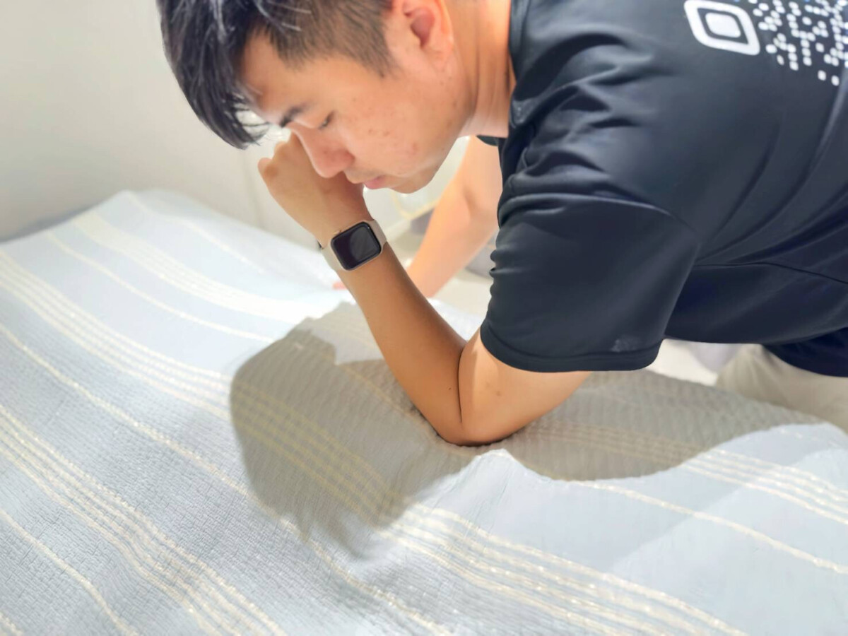 ▲教學情境中，負責人示範腰部按壓手法，說明施力位置與操作重點，作為內部教學與技術傳承的一環。(圖/好啊好啊按摩職人提供)