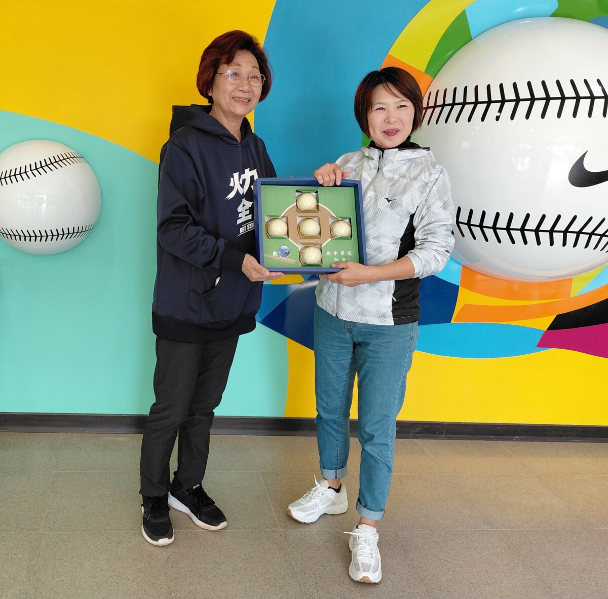 新北市政府體育局洪玉玲局長親手遞上特製禮盒：內裡是五顆精緻糕點，以新北在地食材烘焙，外型巧製成逼真棒球模樣，象徵棒球城市完美的結合。(影像由記者郭晉嘉拍攝)。