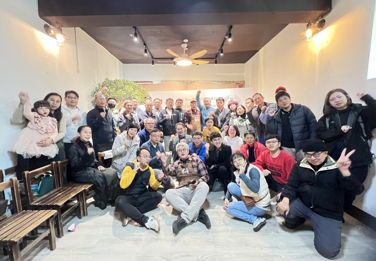 ▲台中市歷史老屋再生據點「日南來心肉」綠色餐食共生廚房，與會貴賓合影。(圖/中市府提供)