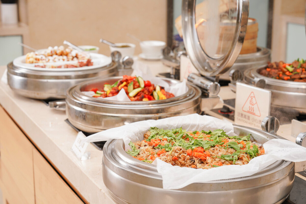 ▲Cozzi THE Roof嚴選海陸珍饈打造西式半自助套餐680元起，可享一份主餐及自助吧多元佳餚，預訂初三至初五用餐並付訂金，贈送限量「品牌精美小禮」。（圖/和逸飯店提供）