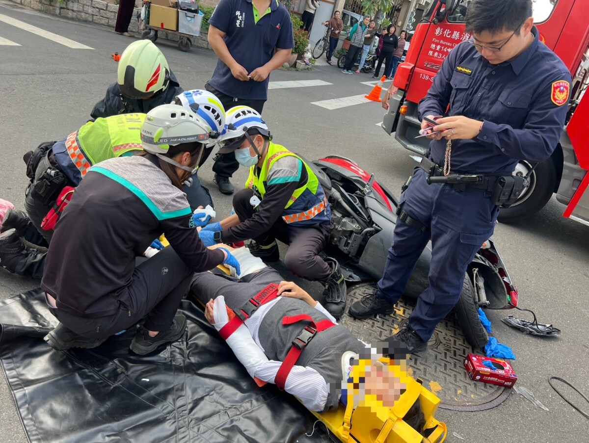 驚悚一瞬間！小貨車迴轉撞機車　女騎士捲車底