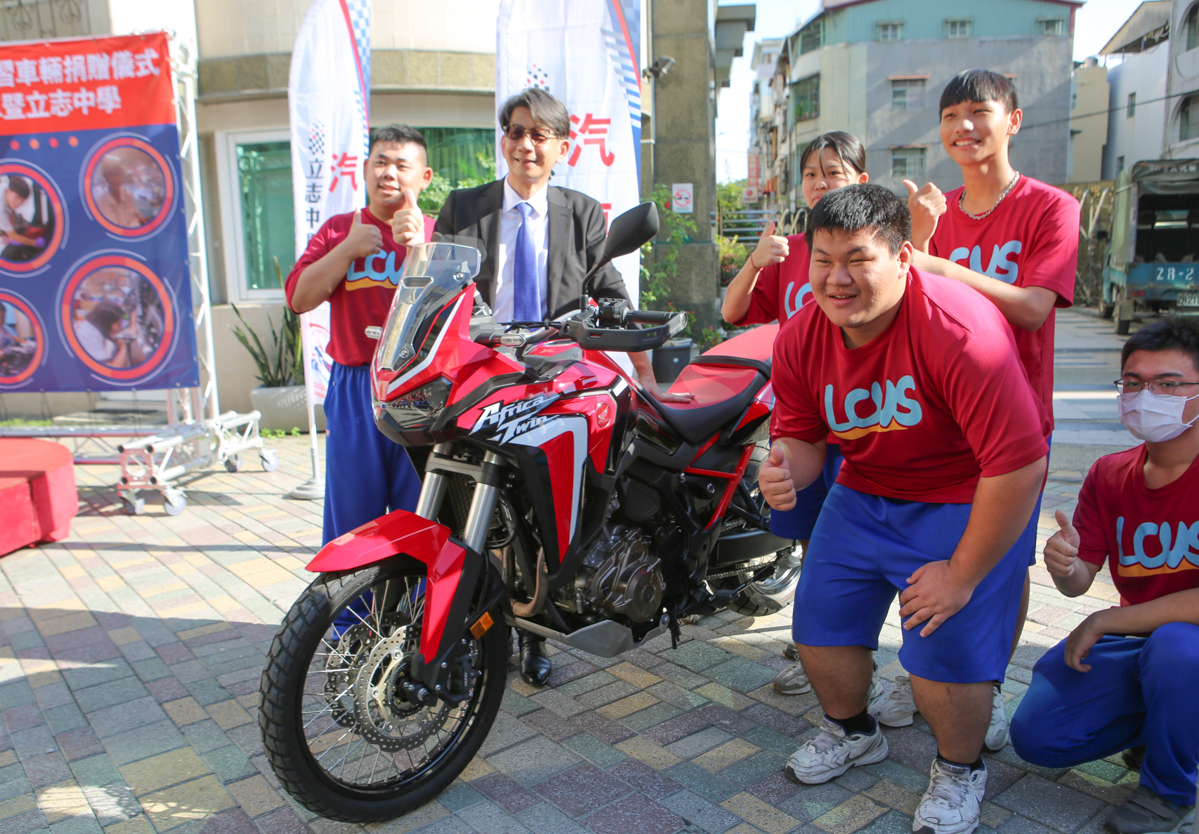 ▲Honda Taiwan今天捐贈一輛Honda FIT汽車與一輛AFRICA TWIN重機，給高雄市立志高級中學，作為汽車科學生課程教學實習車輛。（圖/立志高中提供）