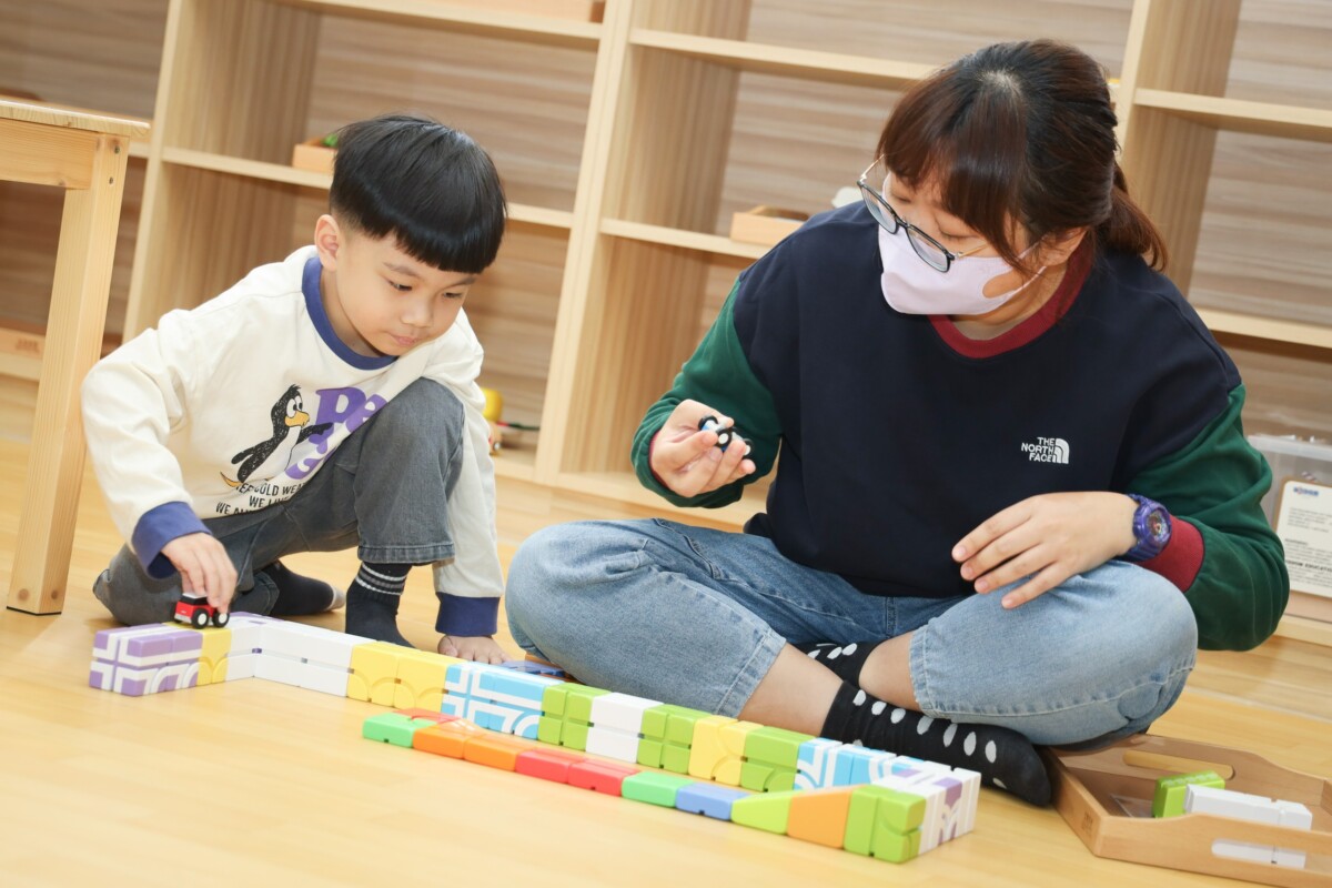 ▲面對氣候炎熱或雨天時幼兒無法前往戶外，親子館成為家長的重要依靠。(圖/中市府提供)