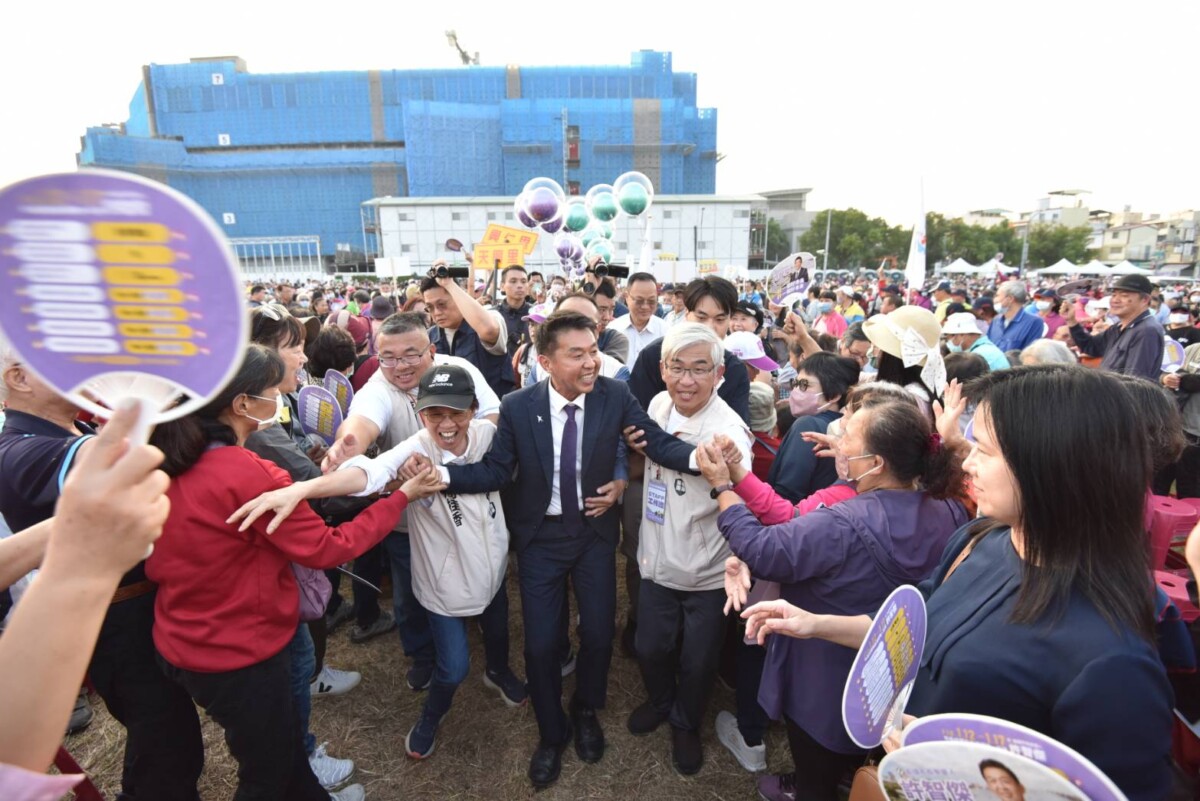 ▲許智傑在眾多支持者的簇擁陣勢中進場。（圖/許智傑委員辦公室提供）