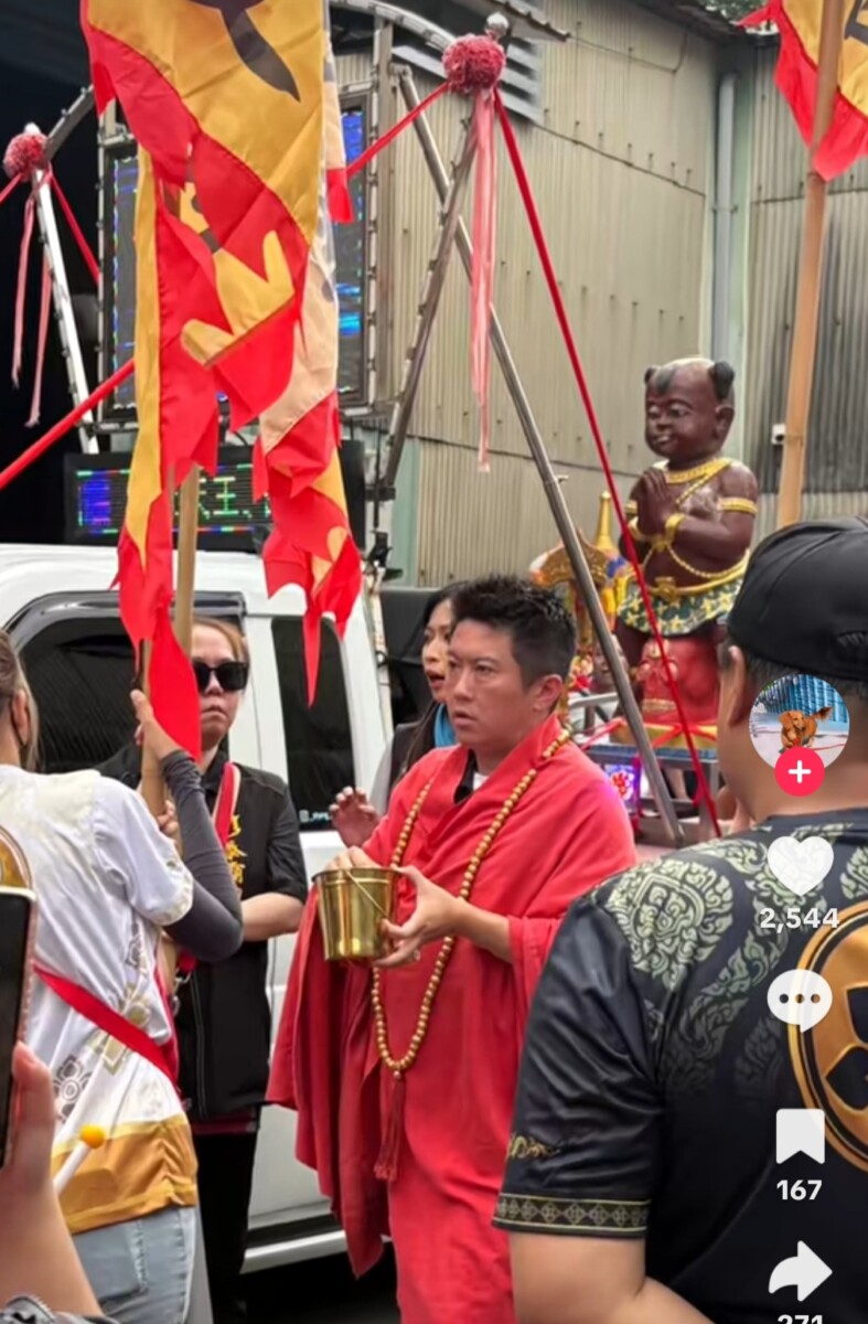 泰國宗教佛牌真偽是的「專業」，向來屬於僧團、考古與宗教人類學的嚴謹考證，而非網紅自行打扮為法師形態的遶境行為。(影像自抖音社群網站)。