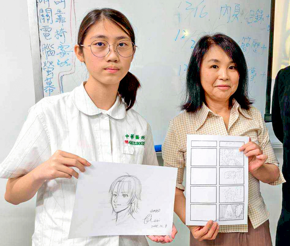 ▲國際動漫大師淺井香織老師挑選動漫手繪工作坊中優秀學生作品並致贈小禮物。（圖/中華藝校提供）