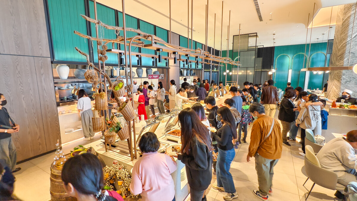▲孩子們登上承億酒店26樓「貳陸日全食」BUFFET，在港灣美景相伴下，享用豐盛餐點。（圖/記者黃淑貞攝）