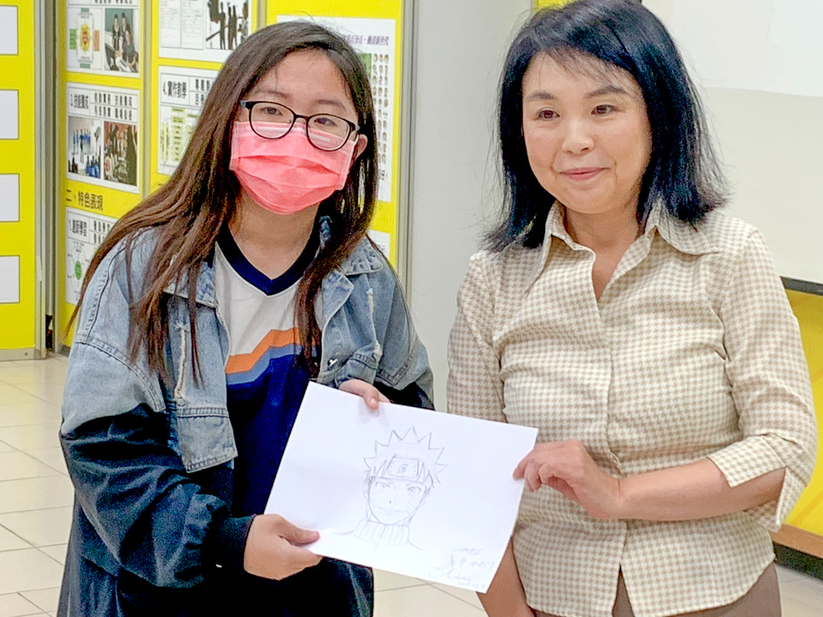 =▲鳳甲國中生敏銳觀察獲贈簽名手繪作品。（圖/中華藝校提供）