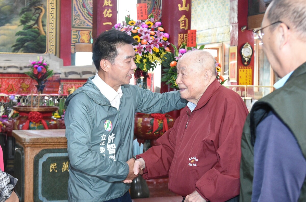 許智傑非常關心和重視長輩們的權益。(圖/許智傑提供)