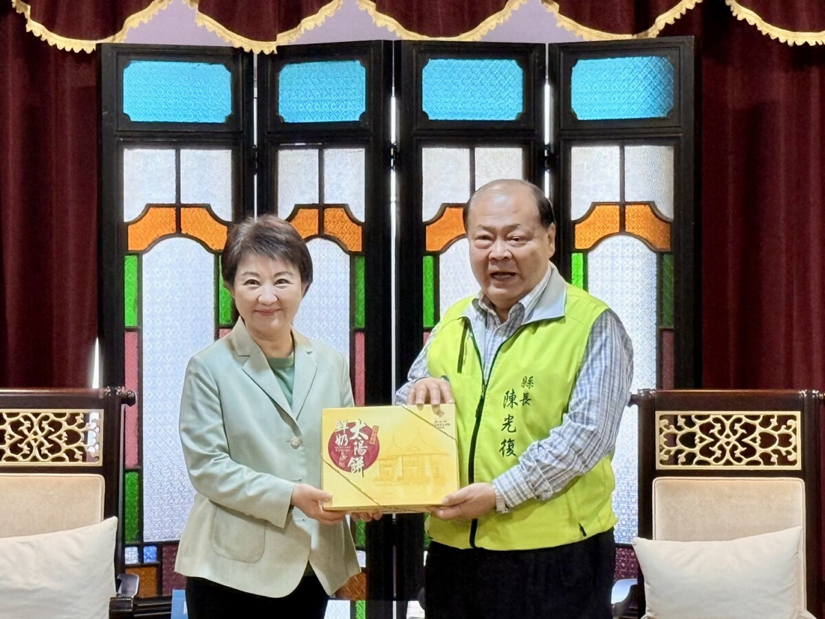 ▲市長盧秀燕與澎湖縣長陳光復互贈紀念品。(圖/記者顏淑娟攝)