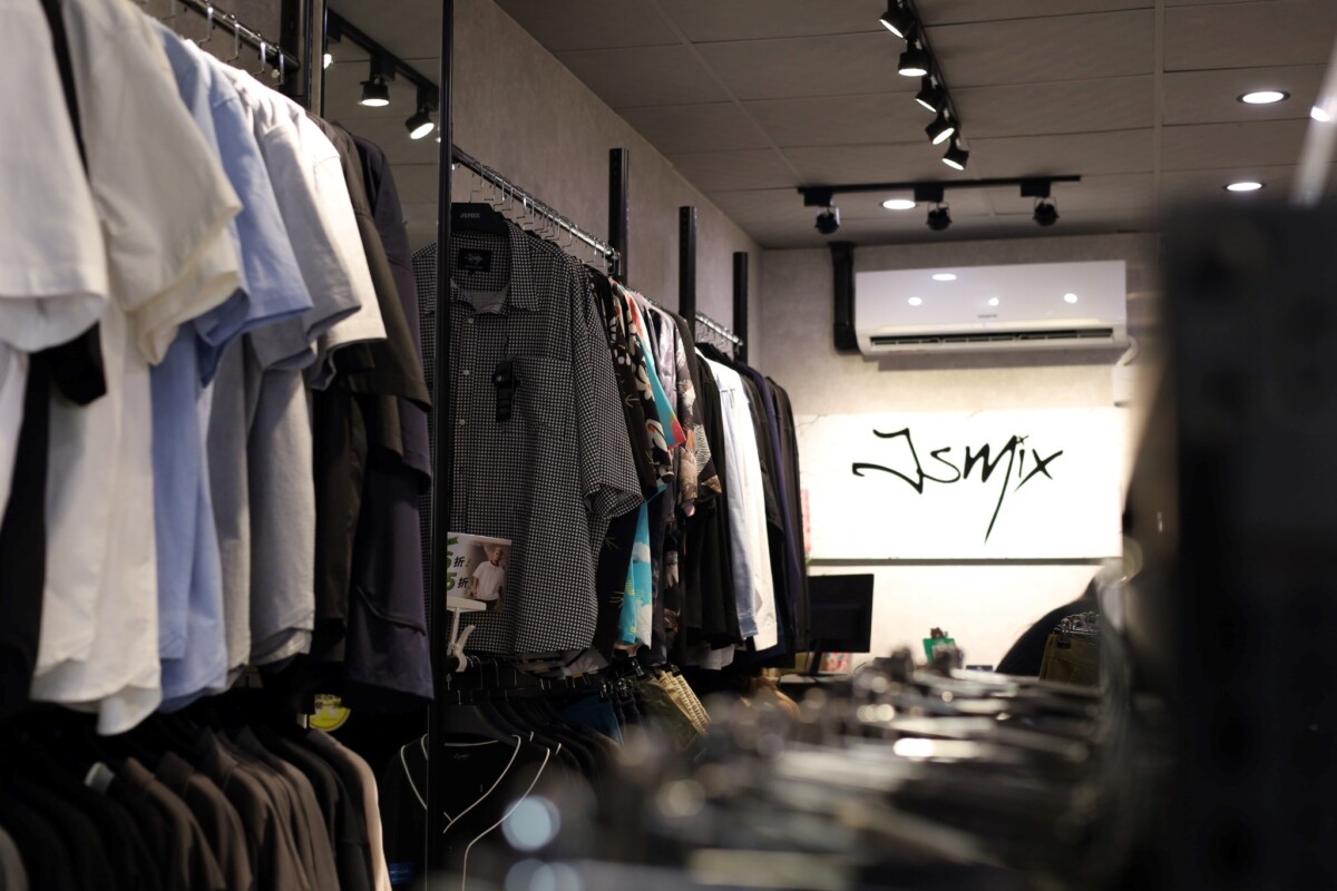 ▲JSMIX 台南市政門市店內陳列多款大尺碼男裝，針對東方男性體型重新設計版型比例。(圖片提供/攝影:許舒涵)