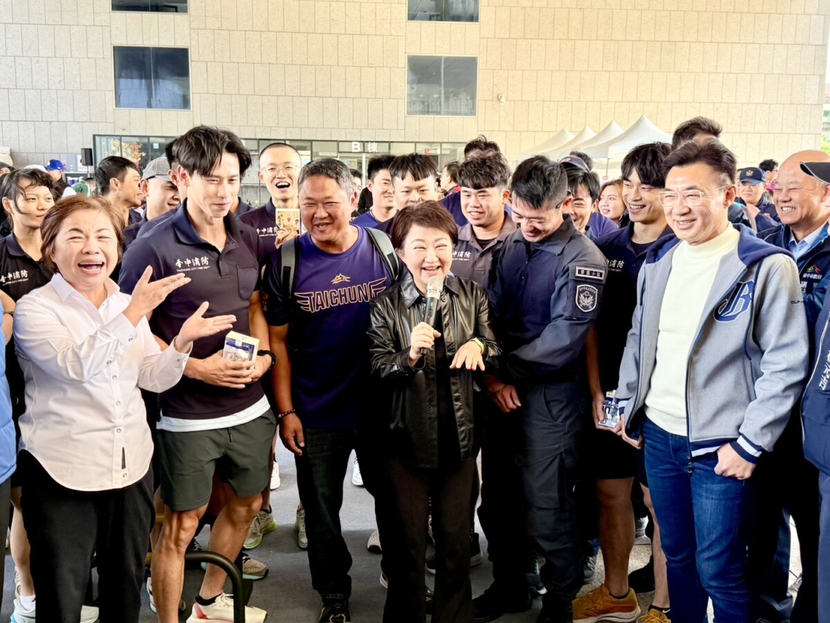 ▲市長盧秀燕為台中最強地主隊加油送上「台中市徽」。(圖/記者顏淑娟攝)