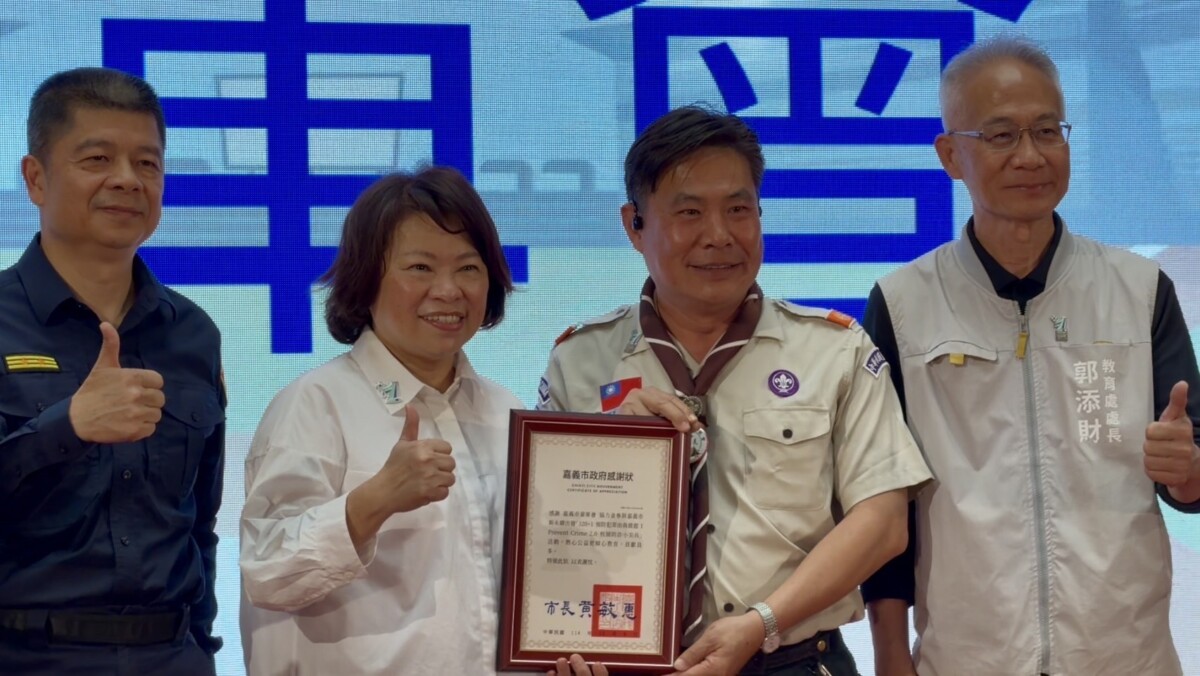嘉義市市長黃敏惠率領啟動新永續出發~320+1「預防犯罪由我做起 I Prevent Crime 2.0──校園防詐小尖兵」活動，全民防詐安全網。（圖/嘉義市警局提供）