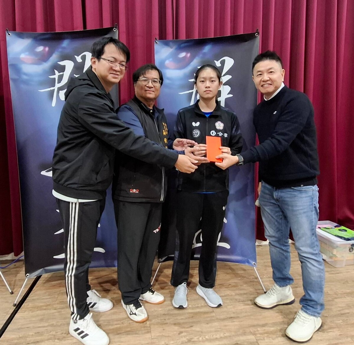 ▲群岳盃創辦人江文岳董事長（右1）頒發獎勵金給最佳新秀運動員陳忞昕（右2），期許繼續在桌壇發光發熱。（圖／記者陳彥霖攝2025.12.26）