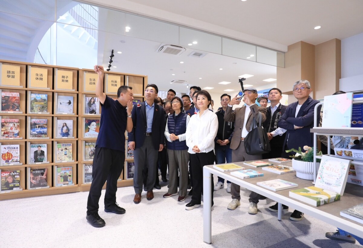 ▲市長盧秀燕、立法院副院長江啟臣、民意代表及來賓參觀圖書館。(圖/記者顏淑娟翻攝)