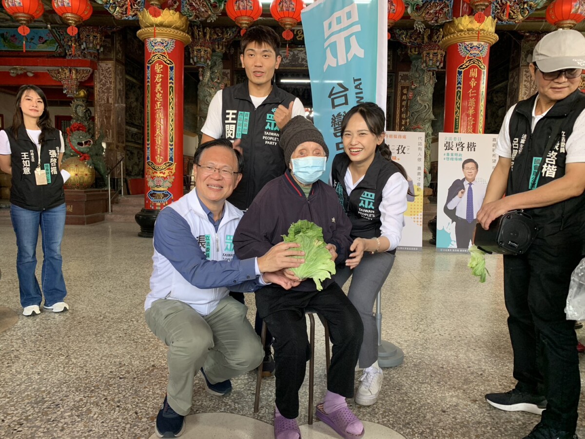 嘉中畢業的張啓楷立委疼惜菜農，回嘉義送菜挺菜農、助鄉親，期望未來有機會為嘉義做更多有利鄉親的事。（圖/記者陳惲朋攝）