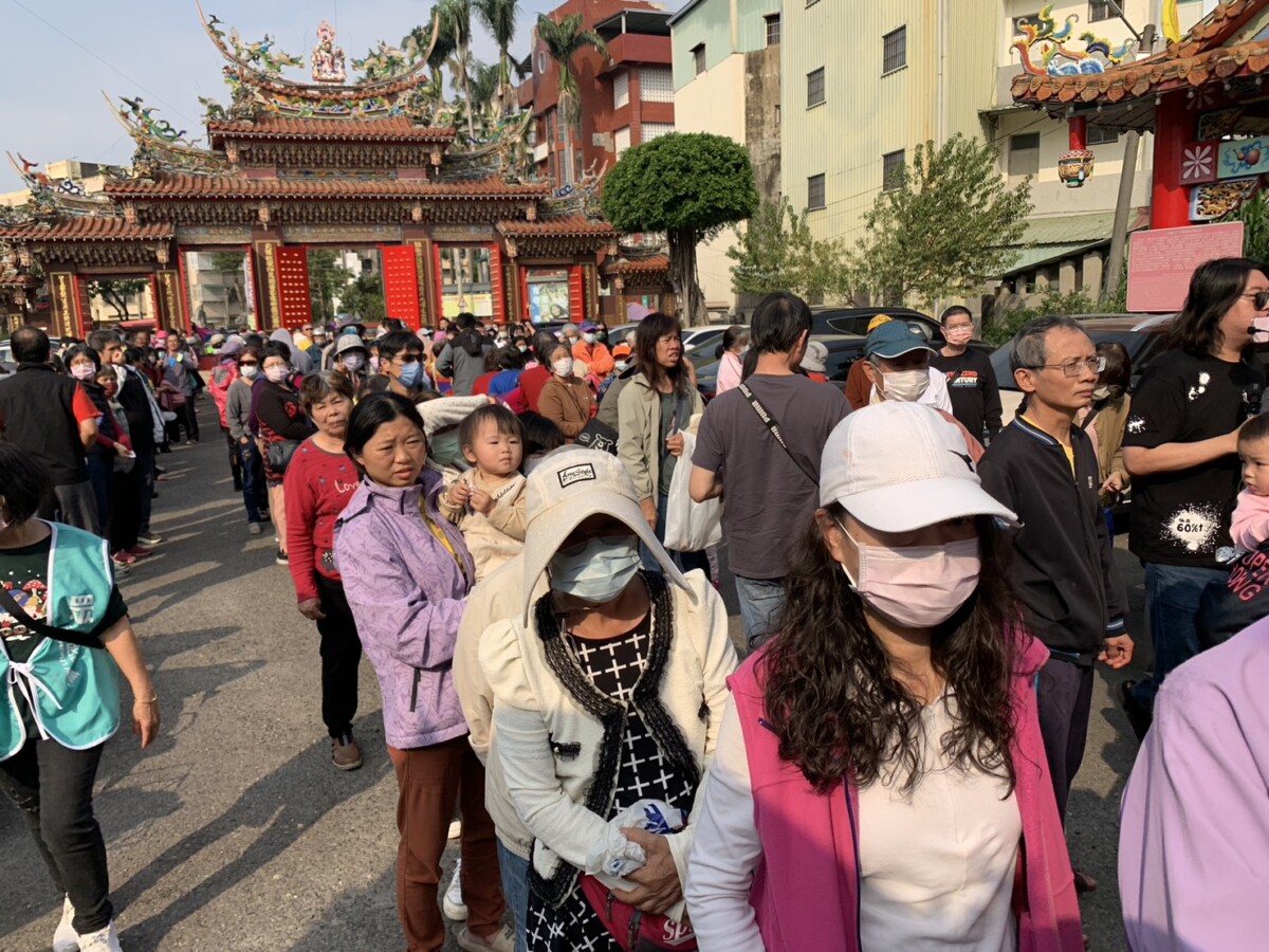 嘉中畢業的張啓楷立委疼惜菜農，回嘉義送菜挺菜農、助鄉親，期望未來有機會為嘉義做更多有利鄉親的事。（圖/記者陳惲朋攝）