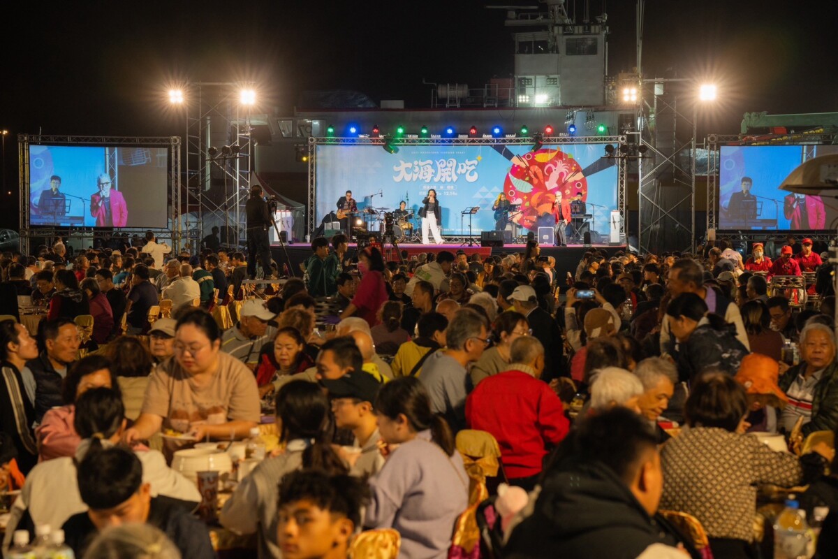 ▲高雄海味大海開吃－高雄大鮪魷秋季活動，吸引許多民眾一起品嚐最新鮮、最頂級的遠洋海味。（記者朱星明翻攝）