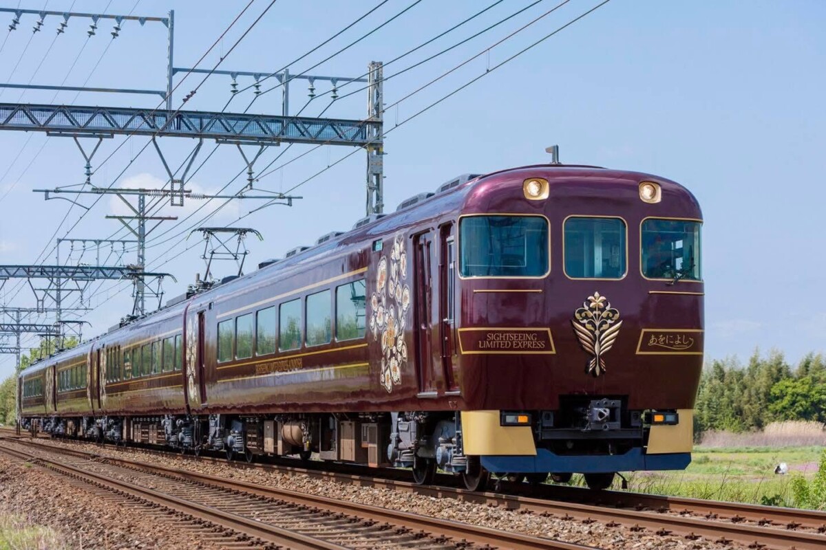 ▲紫檀色觀光特急 AONIYOSHI（青之吉號）。(圖片翻攝至近畿日本鉄道粉專)