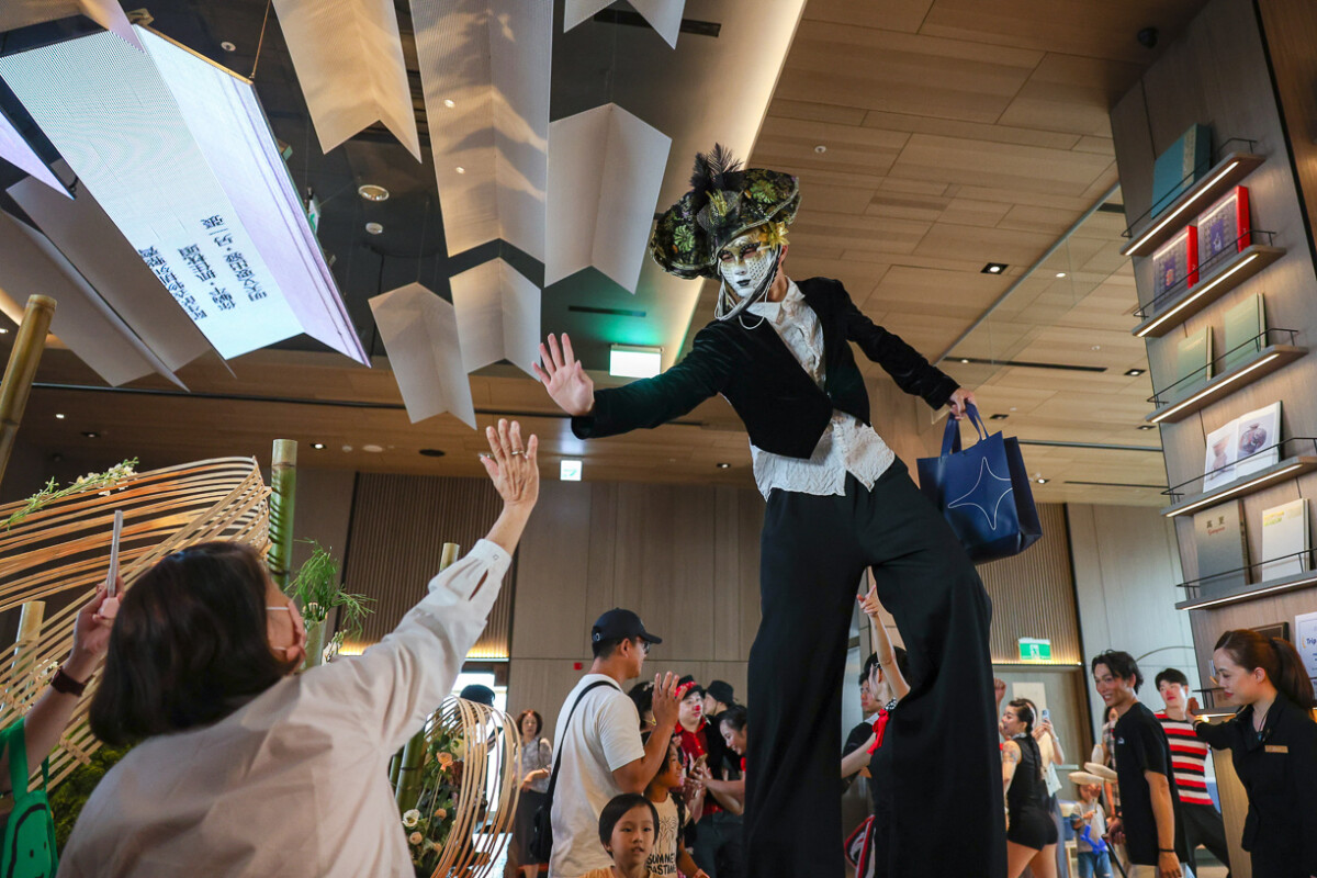 ▲2025 年,承億酒店響應政府藝文政策,深度參與 FOCASA 藝術節,策劃跨樓層快閃演出。(圖/高雄承億酒店提供)